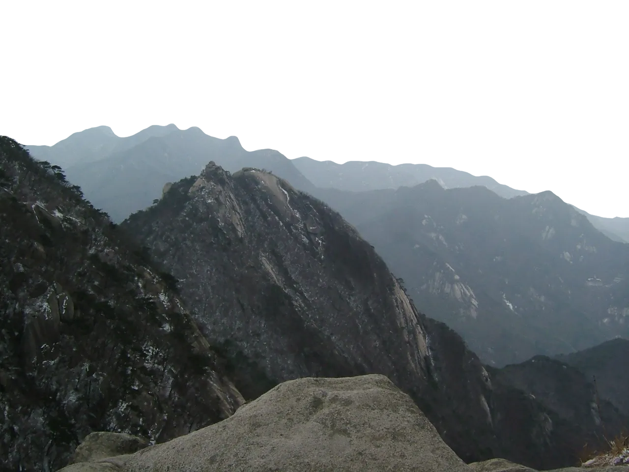 Les crêtes du Bukhansan dans la brume d'hiver.